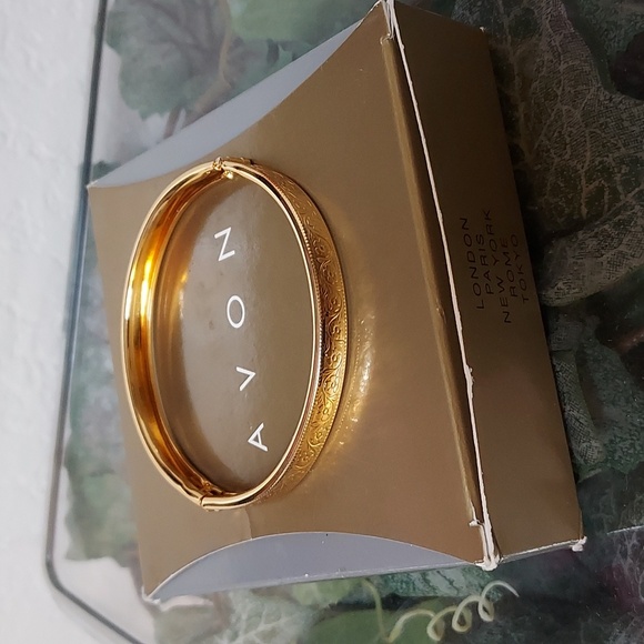 Avon Engraved Goldtone Bangle 1997 - Picture 1 of 8
